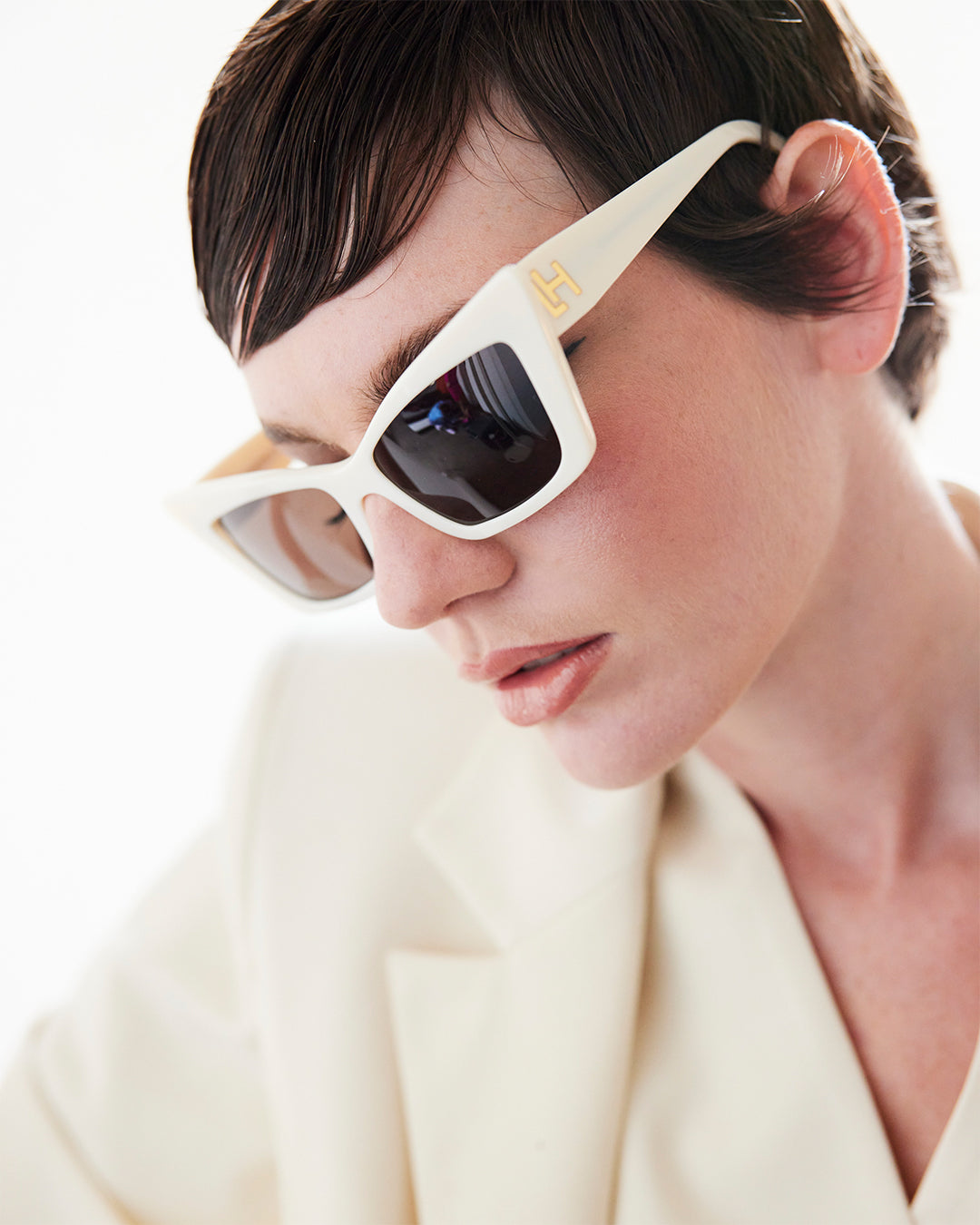 BALLY Ivory 56mm Sunglasses with branded case and cleaning cloth. Accessories Brand New Authentic Bally Sunglasses BY 0016 28B BY0016-D  main image 3